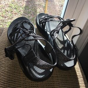 CHACOS SIZE 7 TOE STRAP BLACK AND GREY SANDALS